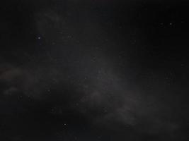 visão de ângulo baixo do céu noturno estrelado e poeira espacial no universo, cosmos, fundo escuro, foto noturna da constelação
