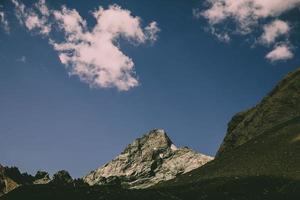 uma paisagem nas montanhas com algumas nuvens foto