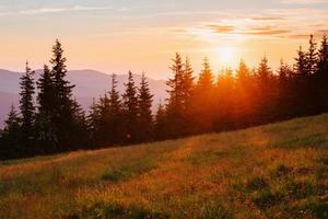 belo pôr do sol nas montanhas dos Cárpatos na Ucrânia.