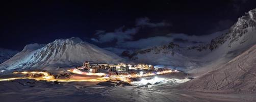Tignes (Alpes) no panorama noturno foto