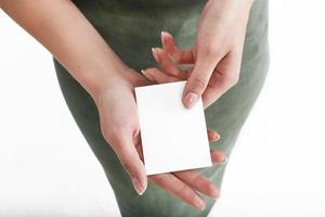 mulher segura um cartão branco na mão