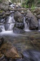 cascatas de calipso em parque nacional de montanha rochosa foto