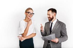 alegres parceiros de negócios vestidos com trajes de escritório em fundo branco foto
