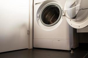 máquina de lavar aberta vazia. secar e arejar a máquina de lavar depois de lavar as roupas. foto