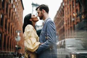 casal atraente se abraçando na cidade de nova york