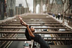 retrato de uma linda mulher indiana na cidade de nova york foto