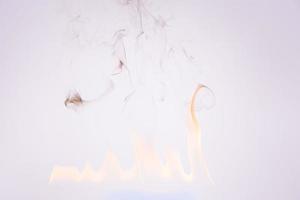 fogo e fumaça no fundo branco foto
