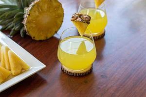 coquetel de abacaxi fresco com abacaxi fresco. conceito de bebida de verão. foto
