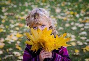 menina com folhas de outono