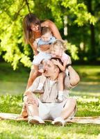 família brincando no parque foto