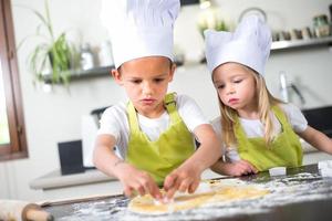 crianças crianças família feliz preparando bolo engraçado cozinha casa