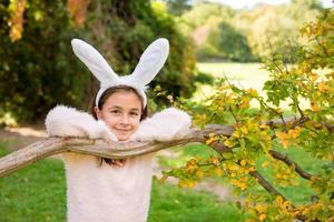 menina no outono com orelhas de coelho na cabeça foto