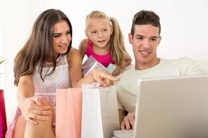 família feliz tendo compras online foto