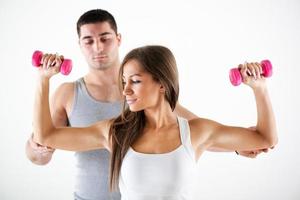 personal trainer auxiliando um cliente foto