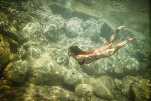 mulher desfrutando no mundo subaquático foto