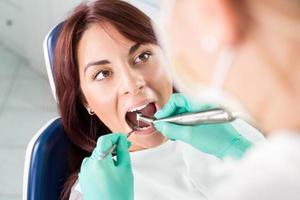 tratamento odontológico com broca odontológica foto