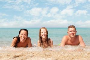 família na praia foto