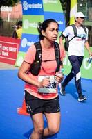 nova delhi, índia - 16 de outubro de 2022 - vedanta delhi meia maratona após covid em que os participantes da maratona prestes a cruzar a linha de chegada, meia maratona de delhi 2022 foto