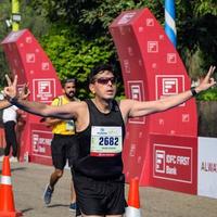 nova delhi, índia - 16 de outubro de 2022 - vedanta delhi meia maratona após covid em que os participantes da maratona prestes a cruzar a linha de chegada, meia maratona de delhi 2022 foto