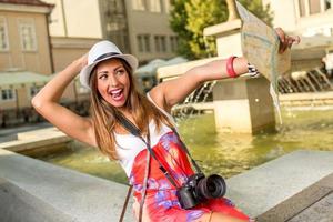 mulher alegre turista foto