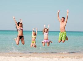 família na praia foto