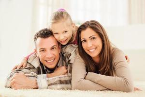 família feliz em casa foto