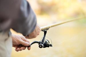 vara de pesca e molinete foto