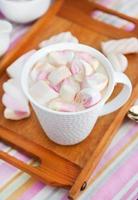 xícara de chocolate quente com marshmallows foto