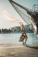 mulher se divertindo nas férias de verão perto do mar foto