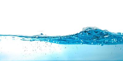 ondas de águas claras. respingo de onda de água azul isolado no fundo branco. ondas de águas claras. onda de água e bolhas de ar isoladas sobre fundo branco. foto