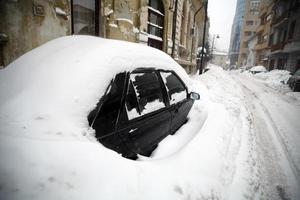carro coberto de neve