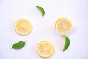 layout criativo feito de limão e folhas. postura plana. conceito de comida. limão no fundo branco foto