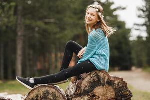 menina adolescente aproveitando o primeiro dia ensolarado de primavera na natureza foto