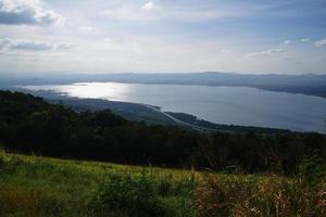 montanhas, turbinas do céu e da represa que geram eletricidade vista aérea da represa lam ta khlong na tailândia foto