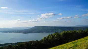 montanhas, turbinas do céu e da represa que geram eletricidade vista aérea da represa lam ta khlong na tailândia foto