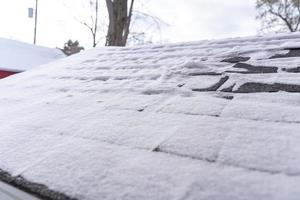 marinette, wi, eua- 10 de janeiro de 2020- bela paisagem de inverno com estrada de asfalto, floresta e céu azul. dia de inverno congelado e caminho de carro. foto