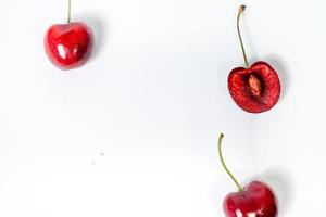 alimentos orgânicos, dieta vegana e conceito de saúde - cerejas doces frescas, sobremesa de frutas suculentas de cereja como fundo de dieta saudável foto