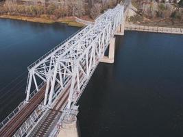 malaya tsarevshchina, região de samara, 2022 - vista aérea da ponte ferroviária de metal na temporada de outono. foto