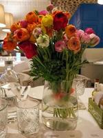flores coloridas na mesa foto
