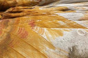 textura de pedra natural, padrão abstrato em uma rocha foto