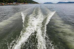 pegada na água do mar do navio, resumo e plano de fundo foto