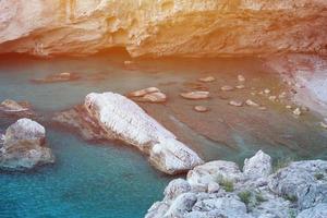 viajar na turquia mar egeu e rochas lagoa paisagem natureza foto