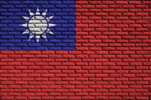 bandeira de taiwan é pintada em uma parede de tijolos antigos foto