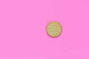 biscoito em miniatura em um fundo rosa. conceito mínimo na moda de comida e sobremesa. postura plana abstrata, vista superior foto