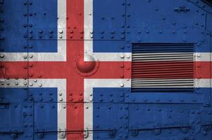 bandeira da islândia retratada na parte lateral do closeup do tanque blindado militar. fundo conceitual das forças do exército foto