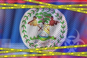 bandeira de belize e fita amarela de quarentena covid-19. conceito de vírus coronavírus ou 2019-ncov foto