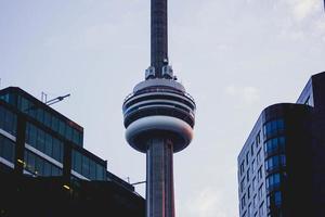 toronto, canadá, 2020 - vista noturna da torre cn foto