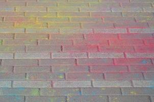 lajes de pavimentação multicoloridas, revestidas a pó com cores secas no festival holi foto