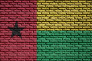 a bandeira da guiné bissau é pintada em uma parede de tijolos antigos foto