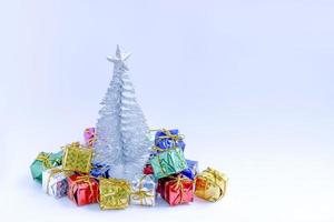 árvore de natal com presentes coloridos foto
